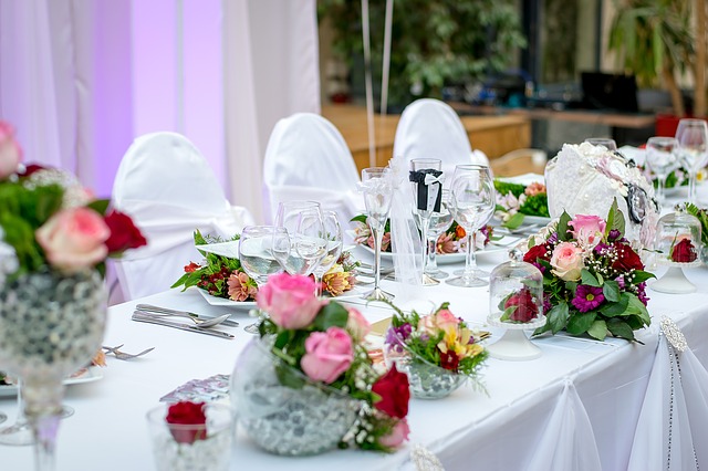 prestretý svadobný stôl