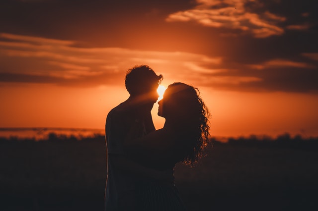 muž a žena pri západe slnka