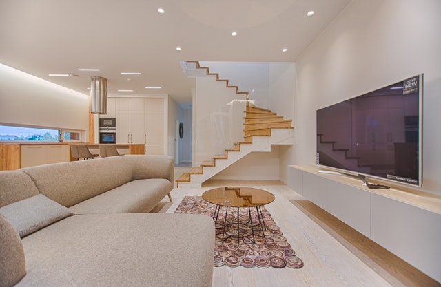 Moderný interiér, nábytok, TV, schodisko